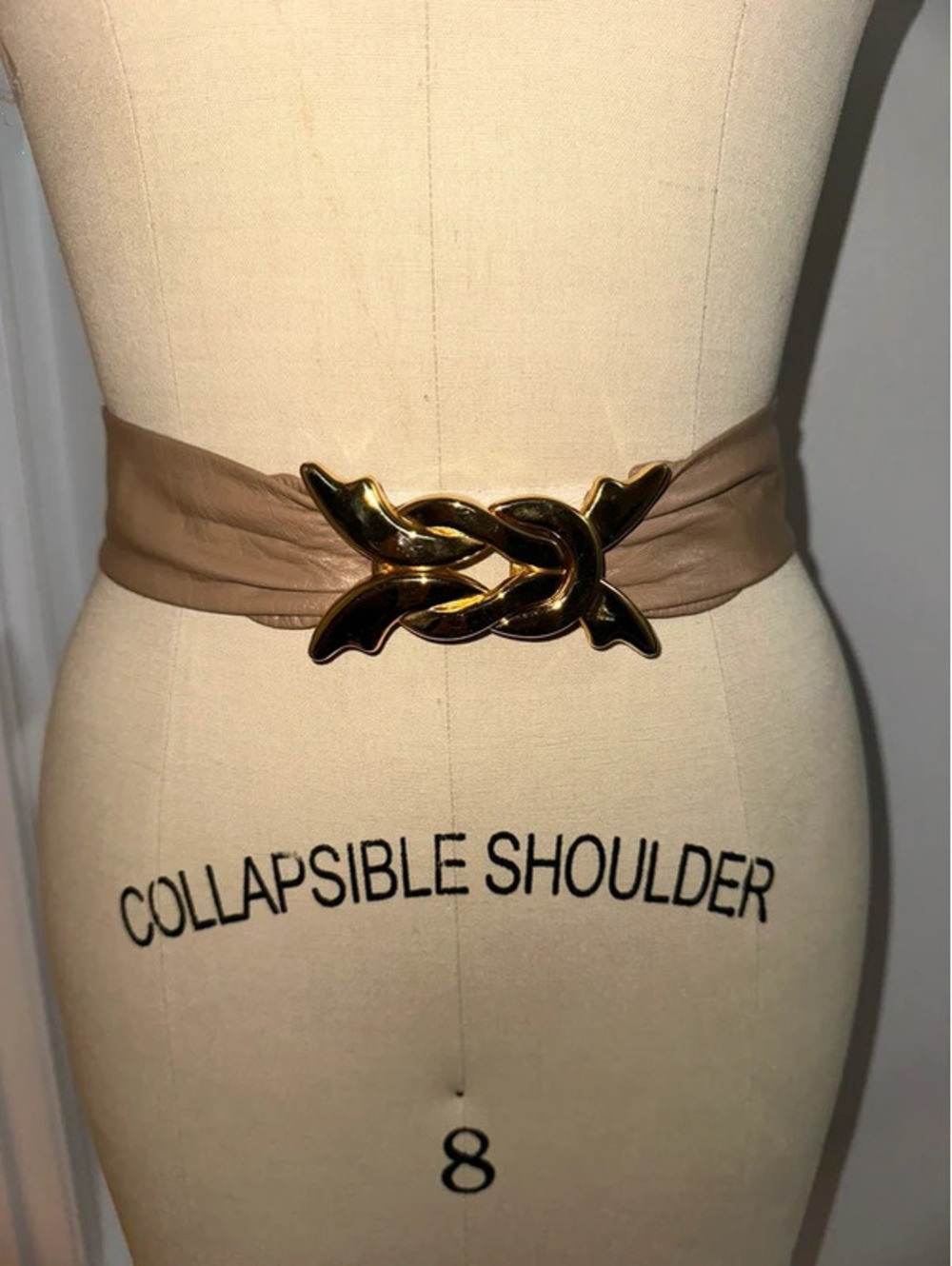 VTG 80s Gold HookLatch Knot Buckle Leather Statement Belt 8